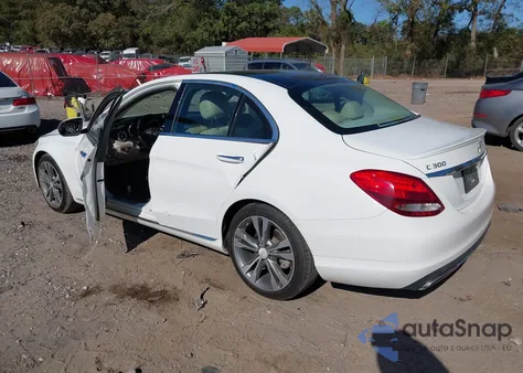 2016 Mercedes-Benz C 300 z USA, uszkodzony, nr VIN WDDWF4JBXGR137815